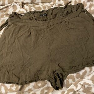 U2B Ruffle Olive Green Shorts Womens size large